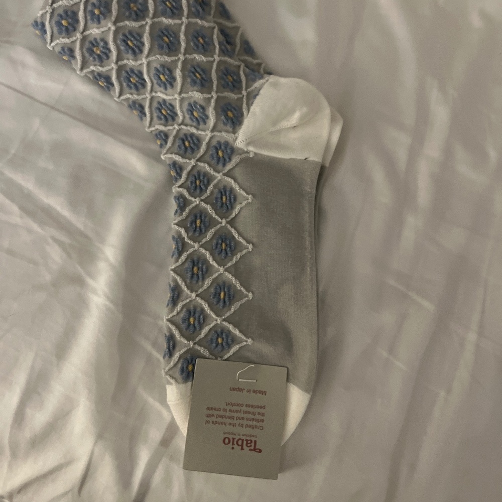 NWT tabio women blue daisy ankle sheer socks